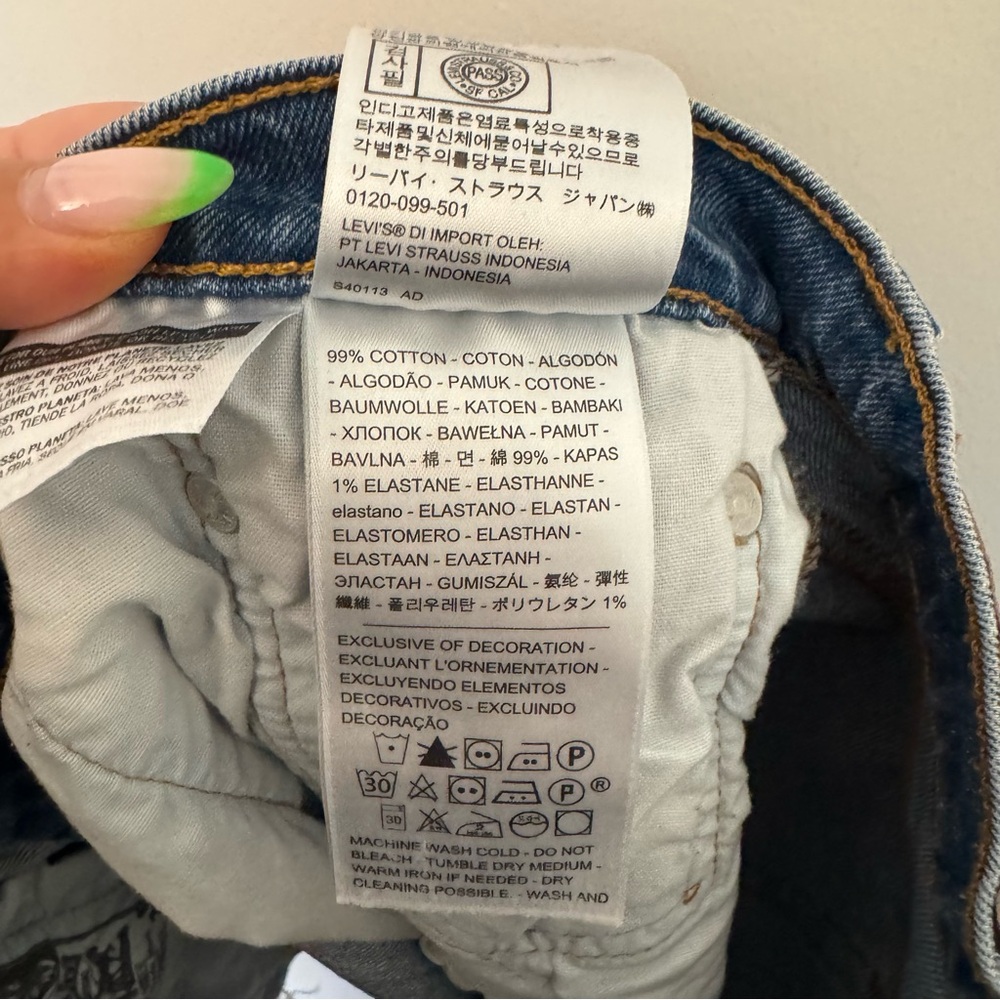 Levi’s 501 Jean Shorts - Picture 5 of 6